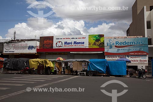  Subject: Division of space between formal commerce and street trading / Place: Guarabira city - Paraiba state (PB) - Brazil / Date: 02/2013 