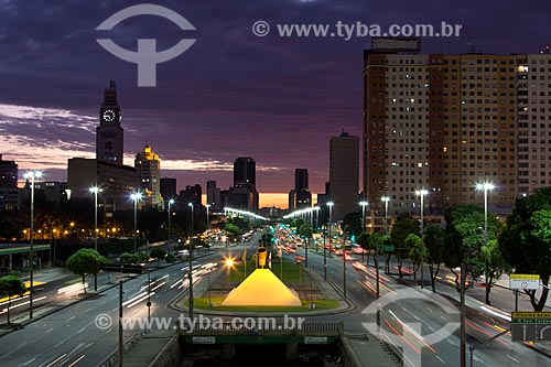  Subject: Presidente Vargas Avenue (1944) at dawn with Nossa Senhora da Candelaria Church in the background / Place: City center - Rio de Janeiro city - Rio de Janeiro state (RJ) - Brazil / Date: 04/2013 