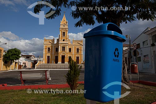  Subject: Garbage can of selective collection (paper) at Nossa Senhora da Luz Square with the Nossa Senhora da Luz Cathedral (1837) - also known as Luz Cathedral (Light Cathedral) - in the background / Place: Guarabira city - Paraiba state (PB) - Bra 