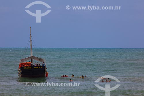  Subject: Schooner and diving of tourists on the Madeiro beach / Place: Pipa District - Tibau do Sul city - Rio Grande do Norte state (RN) - Brazil / Date: 03/2013 