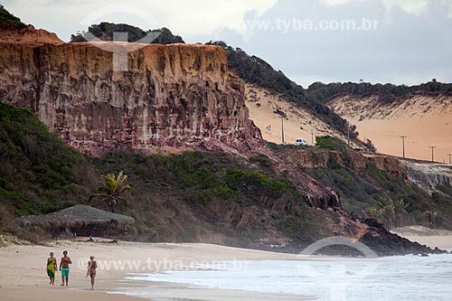 Subject: Tourists walking on the Madeiro beach / Place: Pipa District - Tibau do Sul city - Rio Grande do Norte state (RN) - Brazil / Date: 03/2013 