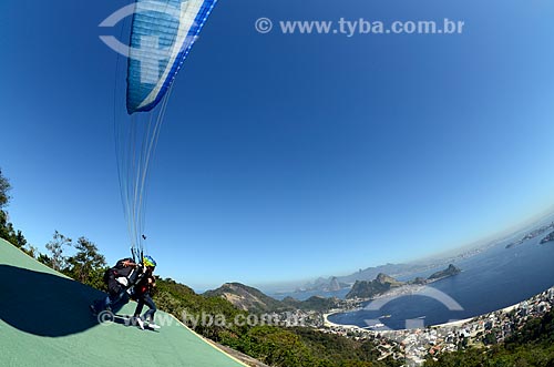  Subject: Paragliding flight at ramp of Niteroi City Park with San Francisco Bay in the background / Place: Niteroi city - Rio de Janeiro state (RJ) - Brazil / Date: 08/2012 