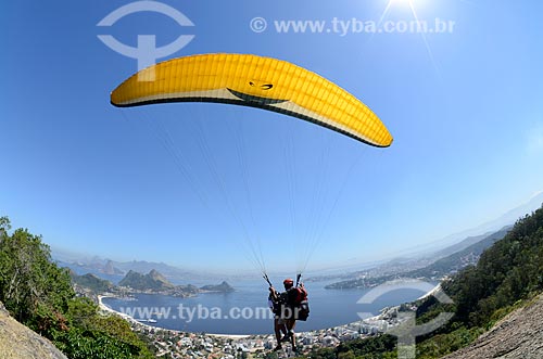  Subject: Paragliding flight at ramp of Niteroi City Park with San Francisco Bay in the background / Place: Niteroi city - Rio de Janeiro state (RJ) - Brazil / Date: 08/2012 