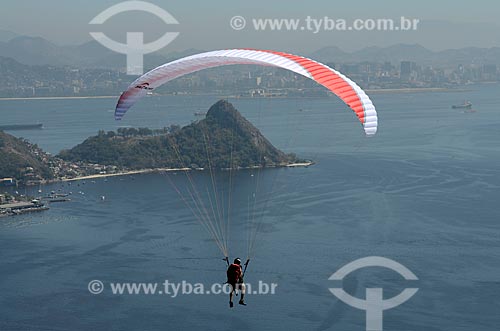  Subject: Paragliding flight over San Francisco Bay with the Morcego Hill and Rio de Janeiro city in the background / Place: Niteroi city - Rio de Janeiro state (RJ) - Brazil / Date: 08/2012 