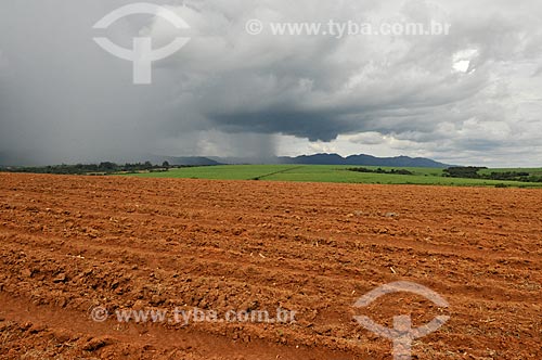  Subject: Plowed land for planting of sugarcane Canastra Mountain Range the background / Place: Delfinopolis city - Minas Gerais state (MG) - Brazil / Date: 03/2013 