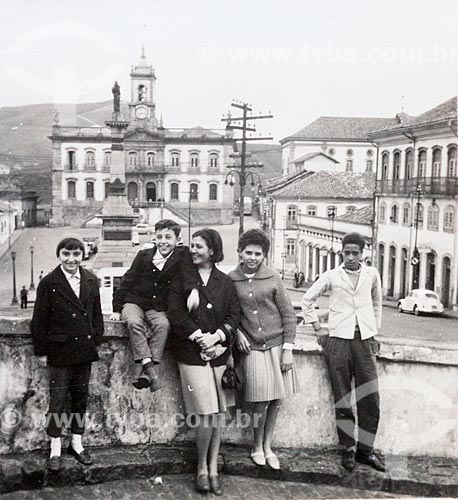  Reis dos Santos Family (from left to right): Rosangela, Rogerio (children), Regina (mother), Alda (companion) and local guide (name unknown) pose for a photograph at Tiradentes Square with Inconfidencia Museum in the background - Camera Rolleiflex -  - Ouro Preto city - Minas Gerais state (MG) - Brazil