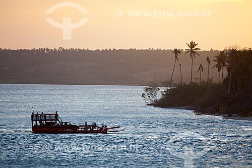  Subject: Ferry transporting people and cars in Guarairas Lagoon,also known as the Tibau Lagoon / Place: Pipa District - Tibau do Sul city - Rio Grande do Norte state (RN) - Brazil / Date: 03/2013 