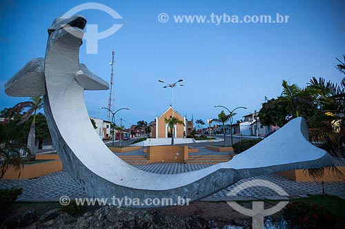  Subject: Sculpture representing a dolphin with Santo Antonio Churchin the background in Conego Antonio Barros Square, known as Dolphin Square / Place: Tibau do Sul city - Rio Grande do Norte state (RN) - Brazil / Date: 03/2013 