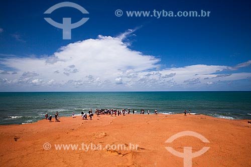  Subject: Tourists at the top of the cliff, known as Mirante Chapadao / Place: Pipa District - Tibau do Sul city - Rio Grande do Norte state (RN) - Brazil / Date: 03/2013 