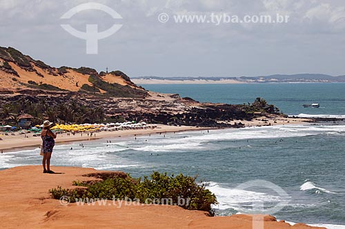  Subject: Tourist observes the Amor Beach at the top of the cliff known as Mirante Chapadao / Place: Pipa District - Tibau do Sul city - Rio Grande do Norte state (RN) - Brazil / Date: 03/2013 
