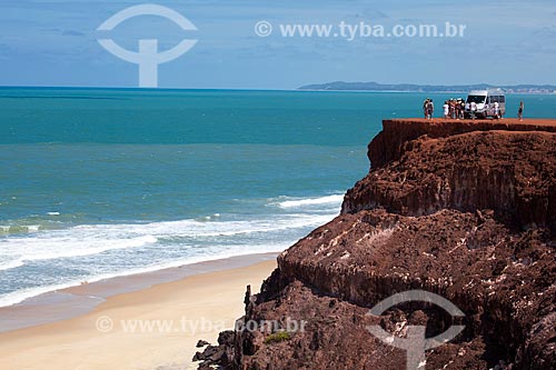  Subject: Van with tourists at the top of the cliff known as Mirante do Chapadao / Place: Pipa District - Tibau do Sul city - Rio Grande do Norte state (RN) - Brazil / Date: 03/2013 