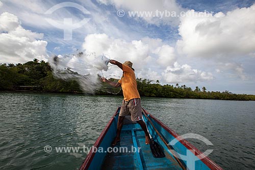  Subject: Fisherman throwing net fishing in Guarairas Lagoon,also known as the Tibau Lagoon / Place: Pipa District - Tibau do Sul city - Rio Grande do Norte state (RN) - Brazil / Date: 03/2013 