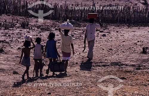  Subject: Family abandoning the backwoods during drought / Place: Ceara state (CE) - Brazil / Date: 1993 