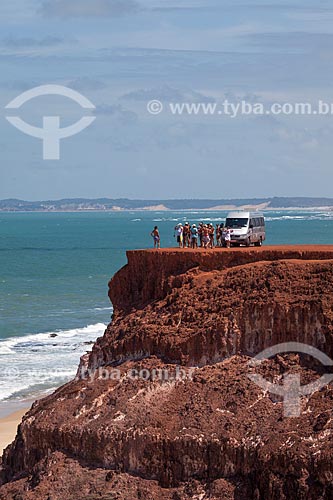  Subject: Van with tourists at the top of the cliff known as Mirante do Chapadao / Place: Pipa District - Tibau do Sul city - Rio Grande do Norte state (RN) - Brazil / Date: 03/2013 