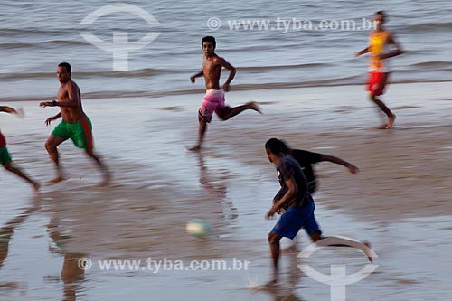  Subject: Young men playing football in the Center Beach / Place: Pipa District - Tibau do Sul city - Rio Grande do Norte state (RN) - Brazil / Date: 03/2013 