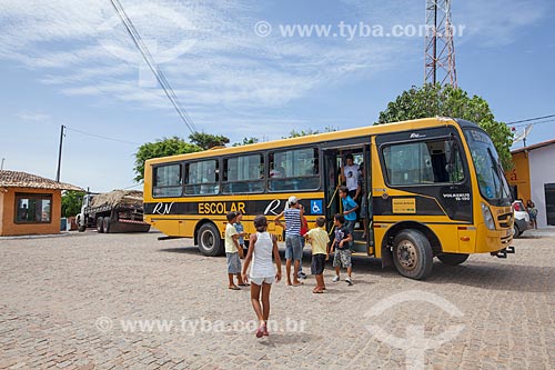  Subject: School bus letting students in state school Jose Mamede on President Juscelino Kubitschek street, 173 / Place: Tibau do Sul city - Rio Grande do Norte state (RN) - Brazil / Date: 03/2013 