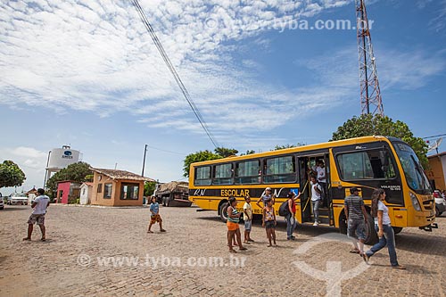  Subject: School bus letting students in state school Jose Mamede on President Juscelino Kubitschek street, 173 / Place: Tibau do Sul city - Rio Grande do Norte state (RN) - Brazil / Date: 03/2013 
