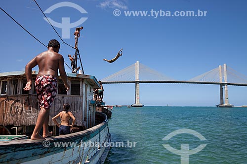  Subject: Young people dipping in Rio Potengi with Ponte Newton Navarro (2007) to the background / Place: Natal city - Rio Grande do Norte state (RN) - Brazil / Date: 03/2013 