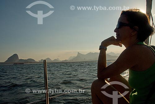  Subject: Woman looking at the Guanabara Bay with Sugar Loaf in the background / Place: Rio de Janeiro city - Rio de Janeiro state (RJ) - Brazil / Date: 03/2008 
