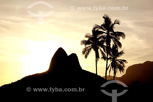  Subject: Sunset at Ipanema Beach with the Morro Dois Irmaos (Two Brothers Mountain) in the background / Place: Ipanema neighborhood - Rio de Janeiro city - Rio de Janeiro state (RJ) - Brazil / Date: 02/2013 