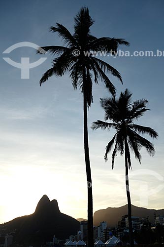  Subject: Sunset at Ipanema Beach with the Morro Dois Irmaos (Two Brothers Mountain) in the background / Place: Ipanema neighborhood - Rio de Janeiro city - Rio de Janeiro state (RJ) - Brazil / Date: 02/2013 