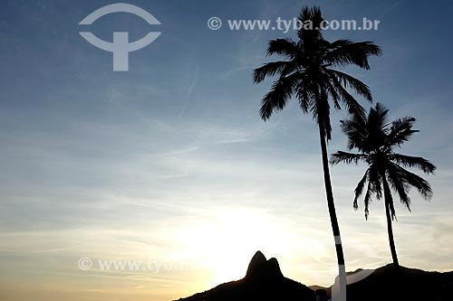  Subject: Sunset at Ipanema Beach with the Morro Dois Irmaos (Two Brothers Mountain) in the background / Place: Ipanema neighborhood - Rio de Janeiro city - Rio de Janeiro state (RJ) - Brazil / Date: 02/2013 