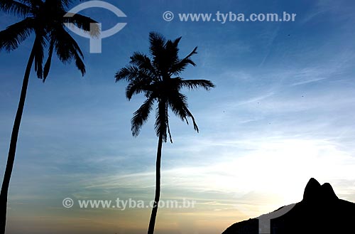  Subject: Sunset at Ipanema Beach with the Morro Dois Irmaos (Two Brothers Mountain) in the background / Place: Ipanema neighborhood - Rio de Janeiro city - Rio de Janeiro state (RJ) - Brazil / Date: 02/2013 