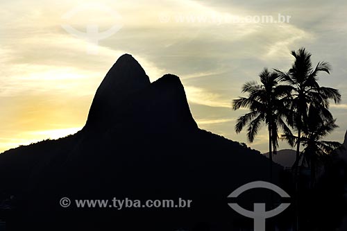  Subject: Sunset at Ipanema Beach with the Morro Dois Irmaos (Two Brothers Mountain) in the background / Place: Ipanema neighborhood - Rio de Janeiro city - Rio de Janeiro state (RJ) - Brazil / Date: 02/2013 