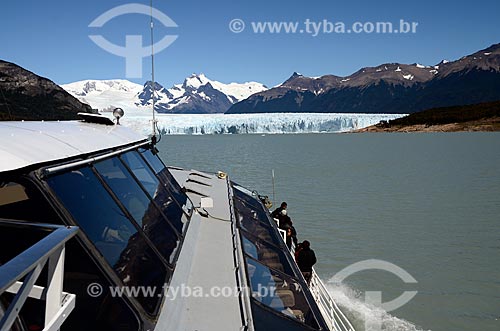  Subject: Tourists in a Catamaran near to Glaciar Perito Moreno (Perito Moreno Glacier) / Place: Santa Cruz Province - Argentina - South America / Date: 01/2012 