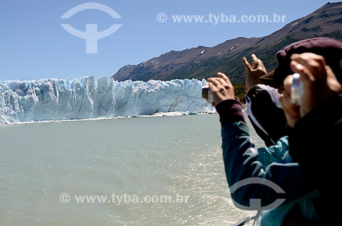  Subject: Tourists photographing the Glaciar Perito Moreno (Perito Moreno Glacier) / Place: Santa Cruz Province - Argentina - South America / Date: 01/2012 