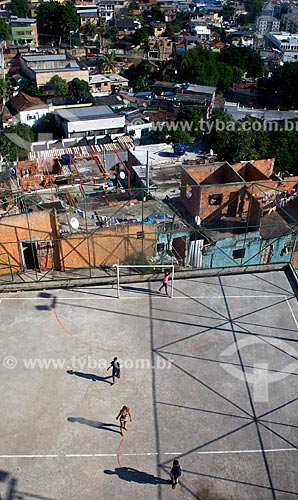  Subject: people in sports court in Complexo do Alemao / Place: Rio de Janeiro city - Rio de Janeiro state (RJ) - Brazil / Date: 03/2013 