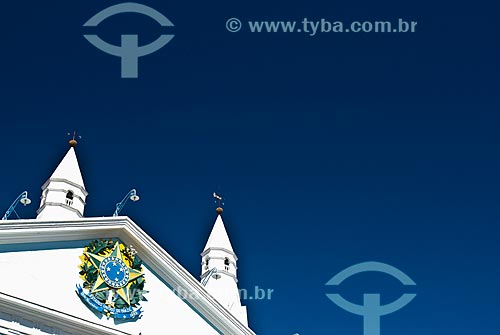  Subject: Coat of Arms of Brazil on the facade of the building 8th Constituency of Military Service (CSM) with the towers of the Nossa Senhora das Dores Church in the background / Place: Porto Alegre city - Rio Grande do Sul state (RS) - Brazil / Dat 