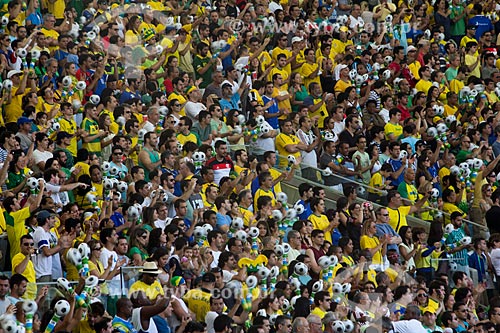  Subject: Brazilian fans at Journalist Mario Filho Stadium, also known as Maracana - match between Brazil x England / Place: Maracana neighborhood - Rio de Janeiro city - Rio de Janeiro state (RJ) - Brazil / Date: 06/2013 