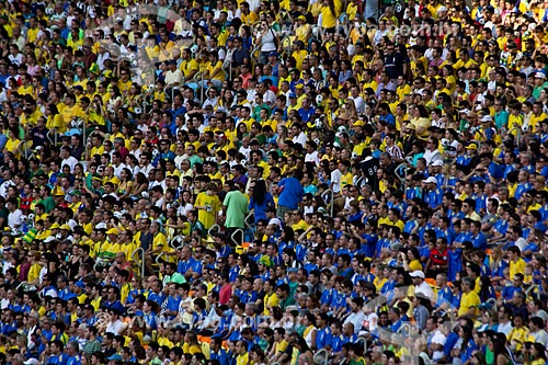  Subject: Brazilian fans at Journalist Mario Filho Stadium, also known as Maracana - match between Brazil x England / Place: Maracana neighborhood - Rio de Janeiro city - Rio de Janeiro state (RJ) - Brazil / Date: 06/2013 