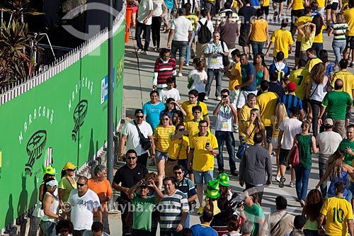  Subject: Fans photographing the stadium in the access to Journalist Mario Filho Stadium - also known as Maracana - for the friendly match between Brazil x England / Place: Maracana neighborhood - Rio de Janeiro city - Rio de Janeiro state (RJ) - Bra 