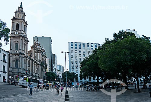  Subject: Primeiro de Marco (First of March) street with the Nossa Senhora do Carmo Church (1770) - to the left - and the Praça XV de Novembro square - to the right / Place: City center neighborhood - Rio de Janeiro city - Rio de Janeiro state (RJ) - 