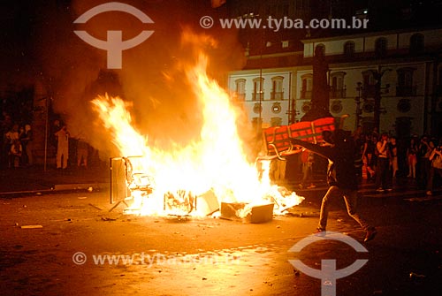  Protester making barricade with garbage burned during the manifestation known as Free Pass Movement  - Rio de Janeiro city - Rio de Janeiro state (RJ) - Brazil