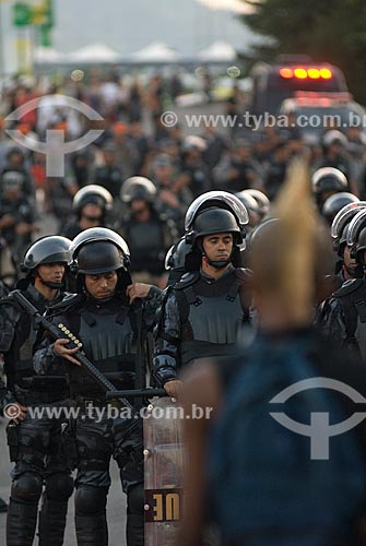  Riot police doing security cordon to surrounding the Maracana - to prevent the protest before the game between Italy x Mexico for the Confederations Cup  - Rio de Janeiro city - Rio de Janeiro state (RJ) - Brazil