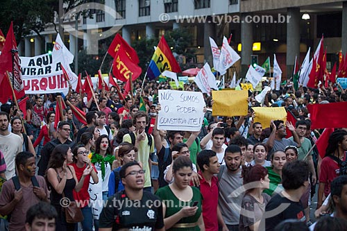  Subject: Flags of political parties and syndicates during demonstration of the Free Pass Movement in the Presidente Vargas Avenue / Place: City center neighborhood - Rio de Janeiro city - Rio de Janeiro state (RJ) - Brazil / Date: 06/2013 