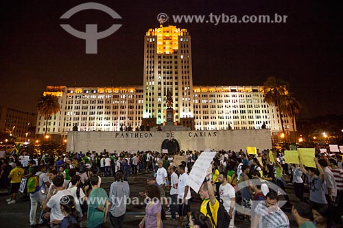  Subject: Demonstration of the Free Pass Movement in the Presidente Vargas Avenue with the Duque de Caxias Palace (1941) in the background / Place: City center neighborhood - Rio de Janeiro city - Rio de Janeiro state (RJ) - Brazil / Date: 06/2013 