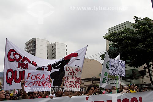  Subject: Protest surrounding the Journalist Mario Filho Stadium - also known as Maracana - before the game between Brasil x Spain by final match of Confederations Cups / Place: Maracana neighborhood - Rio de Janeiro city - Rio de Janeiro state (RJ)  