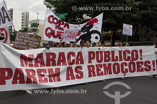  Subject: Protest surrounding the Journalist Mario Filho Stadium - also known as Maracana - before the game between Brasil x Spain by final match of Confederations Cups / Place: Maracana neighborhood - Rio de Janeiro city - Rio de Janeiro state (RJ)  