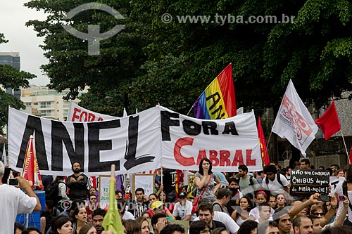  Subject: Protest surrounding the Journalist Mario Filho Stadium - also known as Maracana - before the game between Brasil x Spain by final match of Confederations Cups / Place: Maracana neighborhood - Rio de Janeiro city - Rio de Janeiro state (RJ)  