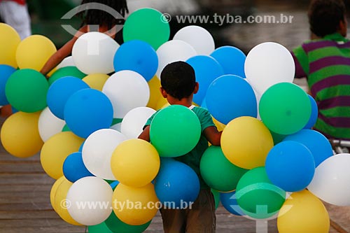  Subject: Boy with colorful balloons during the traditional feast of Sao Pedro / Place: Manaus city - Amazonas state (AM) - Brazil / Date: 06/2013 