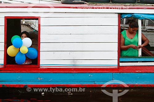  Subject: Child with colorful balloons during the traditional Fluvial Procession of Sao Pedro / Place: Manaus city - Amazonas state (AM) - Brazil / Date: 06/2013 