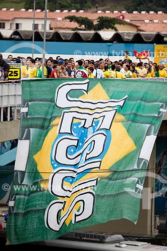  Subject: Fans with Flag of Brazil with Jesus writing - at the station Maracana before the match between Brazil x Spain for the final of the Confederations Cup / Place: Maracana neighborhood - Rio de Janeiro city - Rio de Janeiro state (RJ) - Brazil  