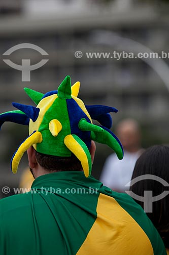  Soccer fan wearing a hat with the colors of Brazil at the entrance the Journalist Mario Filho Stadium - also known as Maracana - before the game between Brasil x Spain by final match of Confederations Cups  - Rio de Janeiro city - Rio de Janeiro state (RJ) - Brazil