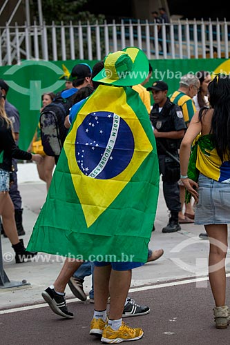  Fan with flag of Brazil surrounding the JournalistMario Filho Stadium - also known as Maracana - before the game between Brasil x Spain by final match of Confederations Cups  - Rio de Janeiro city - Rio de Janeiro state (RJ) - Brazil