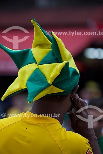  Soccer fan wearing a hat with the colors of Brazil at the entrance the Journalist Mario Filho Stadium - also known as Maracana - before the game between Brasil x Spain by final match of Confederations Cups  - Rio de Janeiro city - Rio de Janeiro state (RJ) - Brazil