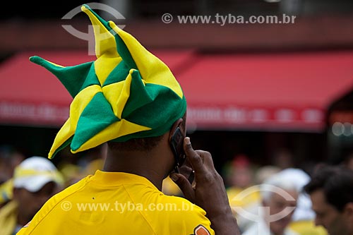  Soccer fan wearing a hat with the colors of Brazil at the entrance the Journalist Mario Filho Stadium - also known as Maracana - before the game between Brasil x Spain by final match of Confederations Cups  - Rio de Janeiro city - Rio de Janeiro state (RJ) - Brazil